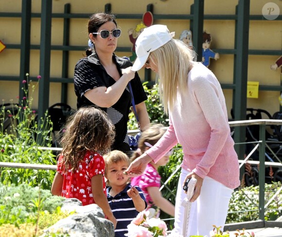 Elin Nordegren, ex-épouse de Tiger Woods, avec leurs enfants Sam et Charlie le 9 juillet 2012 à Stockholm.