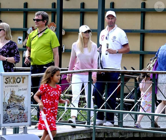 Elin Nordegren, ex-épouse de Tiger Woods, avec leurs enfants Sam et Charlie le 9 juillet 2012 à Stockholm.