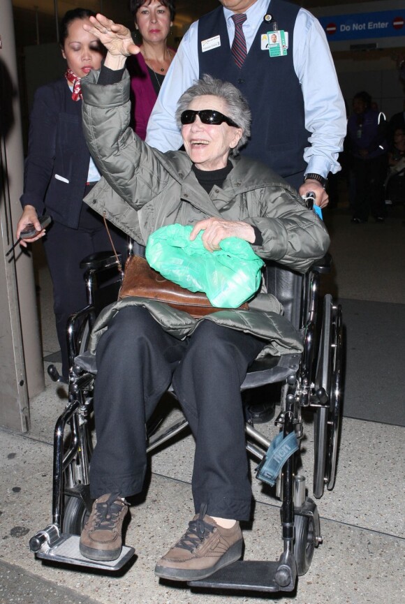 Emmmanuelle Riva, au lendemain de son César de la meilleure actrice pour Amour, débarque à l'aéroport LAX de Los Angeles le 23 février 2013, à la veille des Oscars.