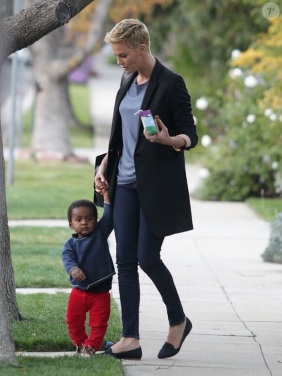 Charlize Theron dans les rues de Hollywood avec son fils Jackson, à Los Angeles, le 22 février 2013.