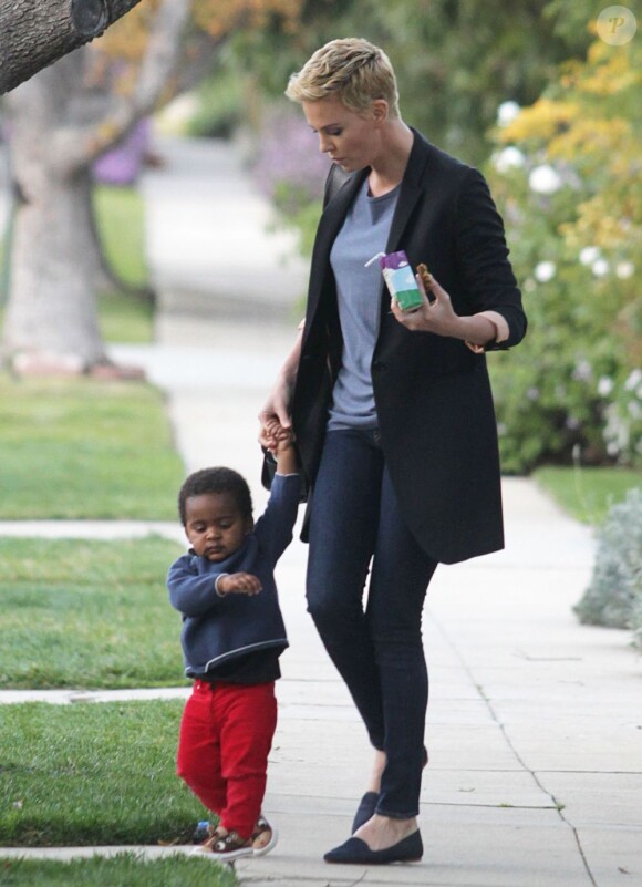 Charlize Theron dans les rues de Hollywood avec son garçon Jackson, à Los Angeles, le 22 février 2013.