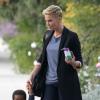 La belle Charlize Theron dans les rues de Hollywood avec son fils Jackson, à Los Angeles, le 22 février 2013.