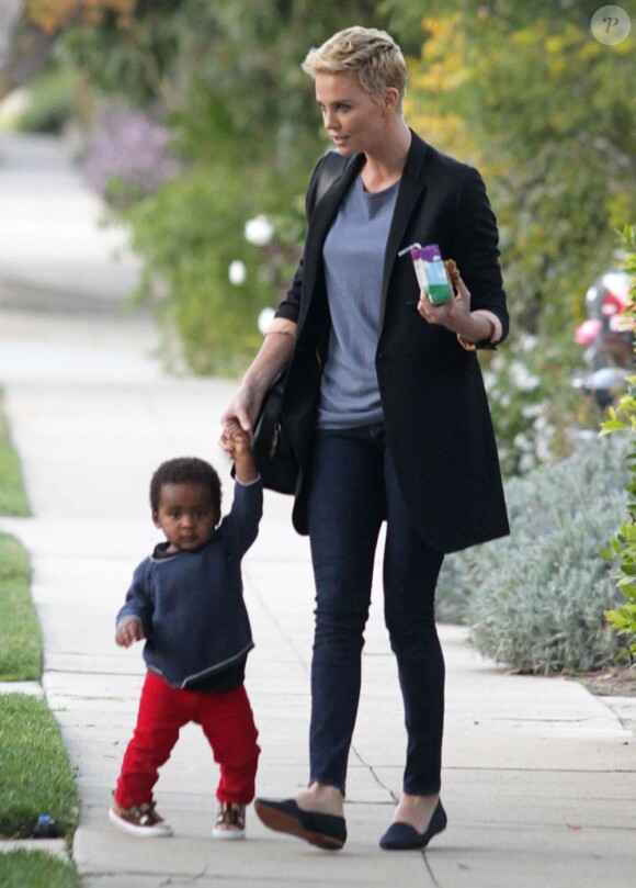 La belle Charlize Theron dans les rues de Hollywood avec son fils Jackson, à Los Angeles, le 22 février 2013.