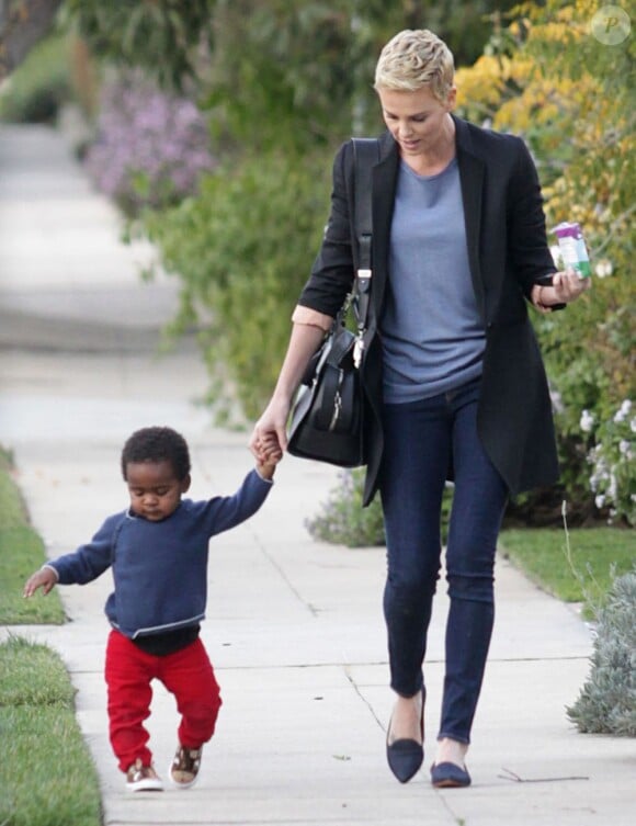 L'actrice Charlize Theron dans les rues de Hollywood avec son fils Jackson, à Los Angeles, le 22 février 2013.