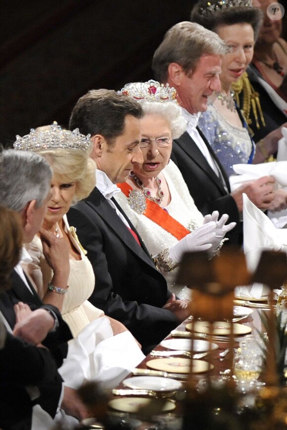 Elizabeth II et Nicolas Sarkozy lors d'un dîner officiel à Windsor, en mars 2008.