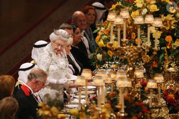 Y a-t-il du cheval au menu, Charles ? La reine Elizabeth II lors de la réception à Windsor de l'émir du Koweit fin 2012