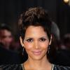 Halle Berry fait partie de la team garçonne avec sa coupe courte et sexy aux Oscars 2013.