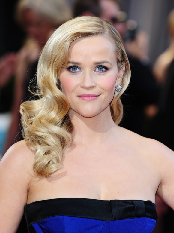 Reese Witherspoon adopte le wavy sexy avec une crinière ramenée sur le côté sur le tapis rouge des Oscars 2013