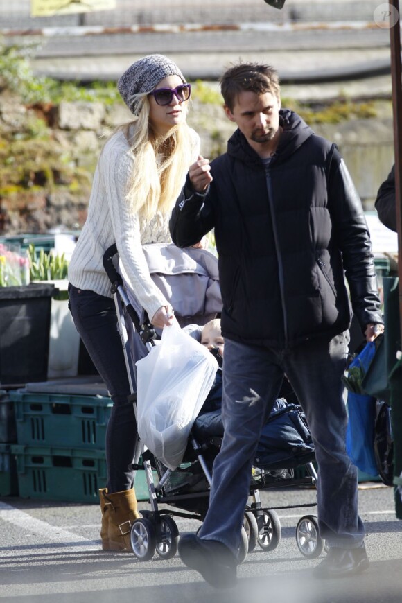 Exclu - Kate Hudson et Matthew Bellamy, accompagnés de leur fils Bingham, font le marché à Londres, le 17 février 2013.