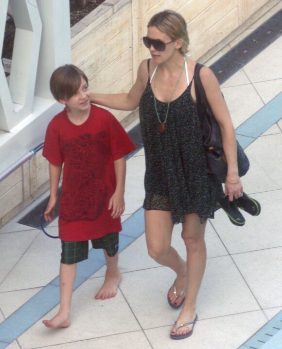 Kate Hudson et son fils aîné, Ryder, sur la plage de South Beach à Miami, le 22 février 2013.