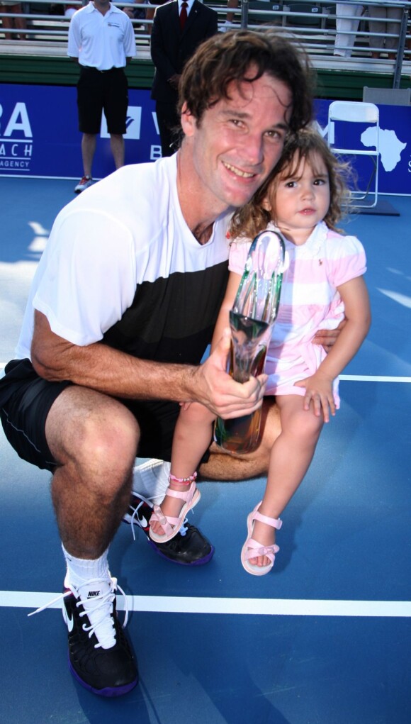 Carlos Moya et son adorable petite fille Carla après sa victoire sur John McEnroe en final du Champions Tour Tennis à Del Ray Beach en Floride le 24 février 2013