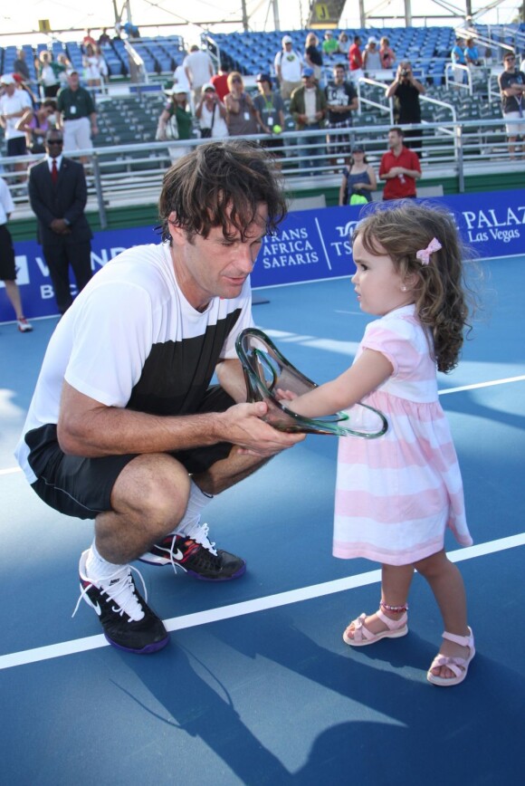 Carlos Moya et sa petite fille Carla après sa victoire sur John McEnroe en final du Champions Tour Tennis à Del Ray Beach en Floride le 24 février 2013