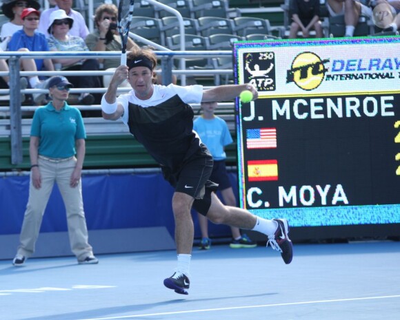 Carlos Moya lors de sa victoire sur John McEnroe en final du Champions Tour Tennis à Del Ray Beach en Floride le 24 février 2013