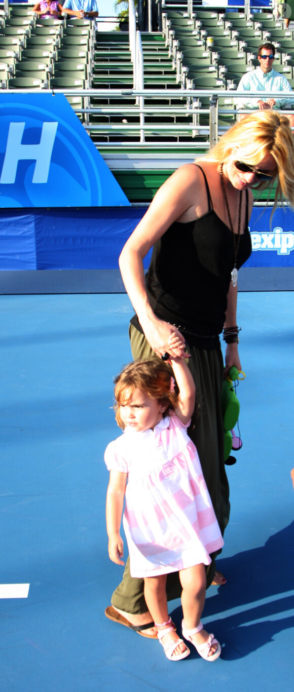 Carolina Cerezuela et sa fille Carla lors de la victoire de son homme Carlos sur John McEnroe en final du Champions Tour Tennis à Del Ray Beach en Floride le 24 février 2013