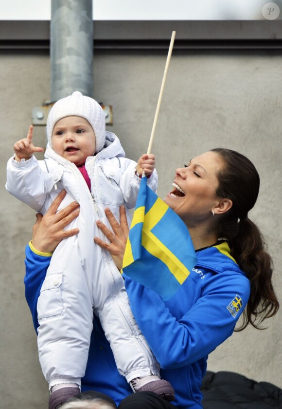 La princesse Victoria de Suède et sa fillette la princesse Estelle lors des championnats du monde de ski a Val di Fiemme en Italie le 26 fevrier 2013