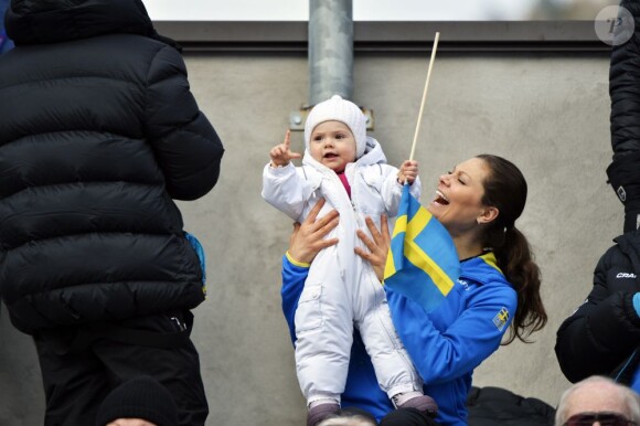 La princesse Victoria de Suède subjuguée par sa filette la princesse Estelle lors des championnats du monde de ski a Val di Fiemme en Italie le 26 fevrier 2013
