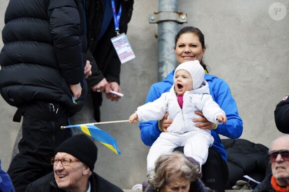 La princesse Victoria de Suède et sa fillette la princesse Estelle, supportrice fidèle lors des championnats du monde de ski a Val di Fiemme en Italie le 26 fevrier 2013