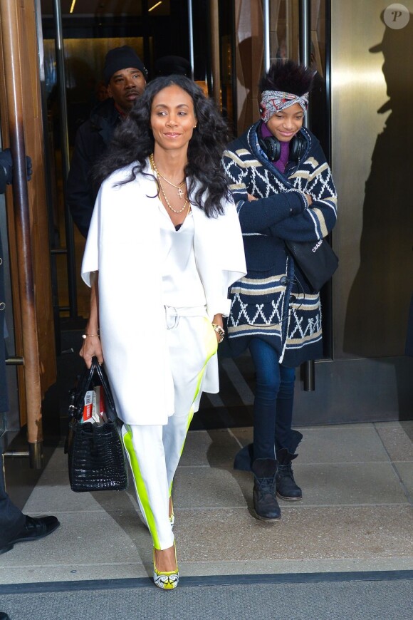 Jada Pinkett Smith lumineuse et sa fille Willow en petite forme quittent leur hôtel à New York. Le 26 février 2013.