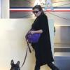 Carrie Fisher prend l'avion avec son chien à Los Angeles le 3 novembre 2012