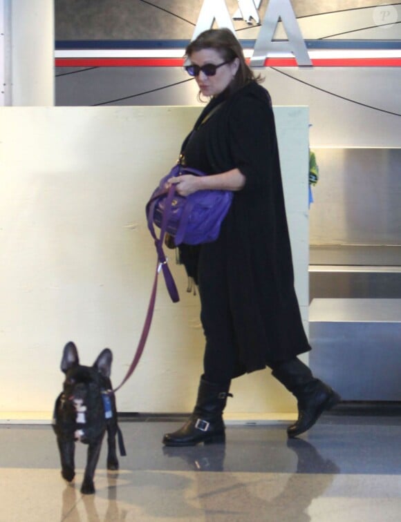 Carrie Fisher prend l'avion avec son chien à Los Angeles le 3 novembre 2012