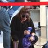 Carrie Fisher prend l'avion avec son chien à Los Angeles le 3 novembre 2012