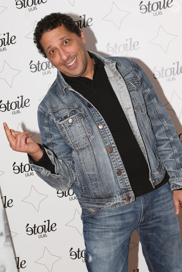 Smaïn tout sourire pour l'avant-première du film Un p'tit gars de Menilmontant à Paris le 26 février 2013.