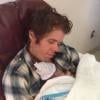 Perez Hilton pose avec son nouveau-né sur son site Internet, le 27 février 2013.