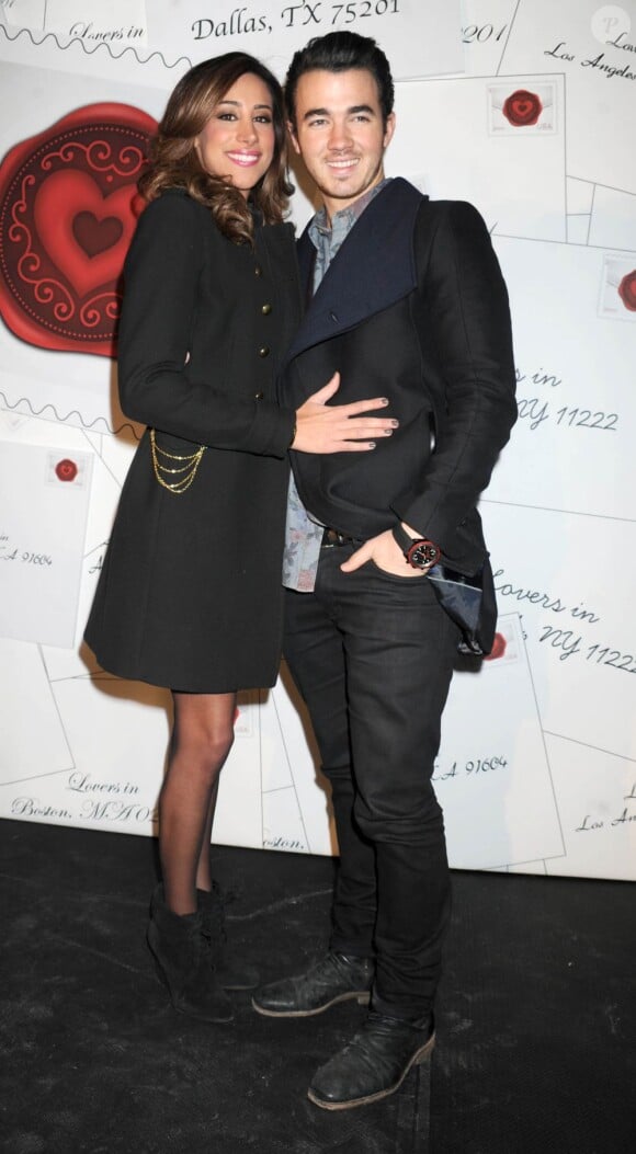 Kevin et Danielle Jonas s'embrassent amoureusement lors du lancement du timbre Sealed with Love à New York. Le 5 février 2013.