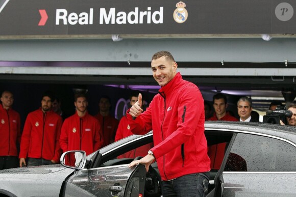Karim Benzema reçoit sa voiture du sponsor du club, le 8 novembre 2012 à Madrid
