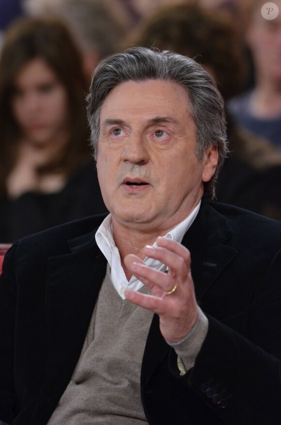 Daniel Auteuil, acteur célébré et metteur en scène en devenir, lors de l'émission Vivement dimanche, le 12 février 2012.