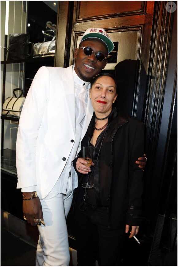 Theophilus London et Caroline Fragner à l'inauguration de la première boutique concept store de Karl Lagerfeld à Paris, le 28 février 2013.