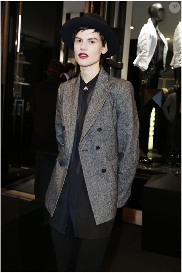 Le mannequin Saskia de Brauw à l'inauguration de la première boutique concept store de Karl Lagerfeld à Paris, le 28 février 2013.