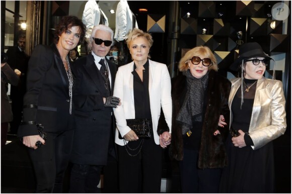 Karl Lagerfeld entouré de Muriel Robin et Anne Le Nen, Marianne Faithfull et Dani à l'inauguration de la première boutique concept store de Karl Lagerfeld à Paris, le 28 février 2013.