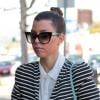 Kourtney Kardashian porte un ensemble rayé BCBGMaxAzria, une chemise Cameo, des souliers Tom Ford, des lunettes Dita et un sac Céline. Los Angeles, le 27 février 2013.