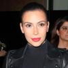 Kim Kardashian porte une veste Valentino, une robe noire et des souliers Saint Laurent lors du vernissage de Mario Testino à la Prism Gallery. Los Angeles, le 23 février 2013.