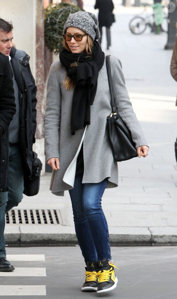 Jessica Biel à Paris, porte des lunettes Tom Ford, un sac "2 Jours" de Fendi et des baskets Nike Air Jordan I. Le 26 février 2013.