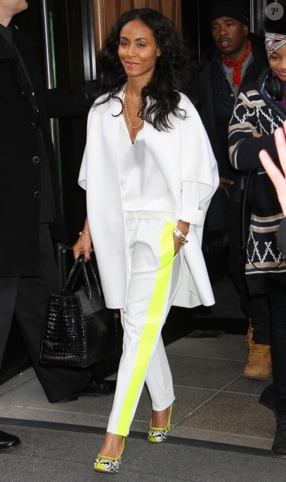 Jada Pinkett Smith tout de blanc vêtue à New York avec un pantalon Les Chiffoniers et des souliers Nicolas Kirkwood. Le 26 février 2013.