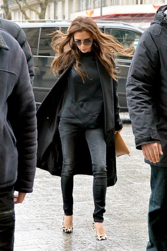 Victoria Beckham tout de noir vêtue à son arrivée à Gare du Nord pour rejoindre Londres via l'Eurostar. Paris, le 25 février 2013.