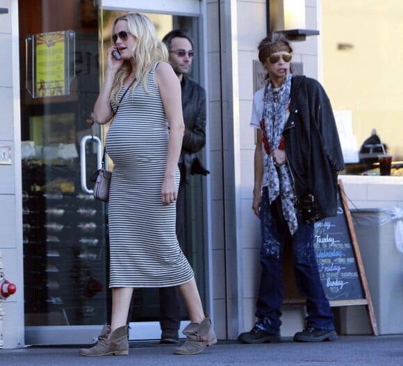 Exclu - Malin Akerman, enceinte, a ignoré Steven Tyler dans les rues de Los Angeles, le 28 février 2013.