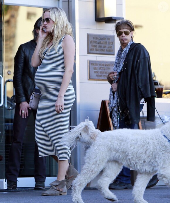 Exclu - En session courses, Malin Akerman, enceinte, est passée devant Steven Tyler dans les rues de Los Angeles, le 28 évrier 2013.