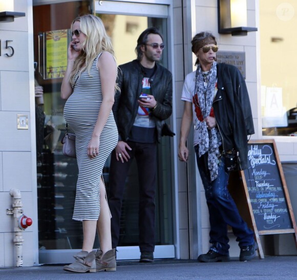 Exclu - Malin Akerman, enceinte, est passée devant Steven Tyler lors d'une virée courses à Los Angeles, le 28 février 2013.