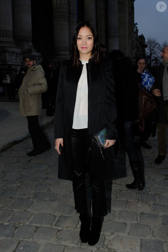 Pom Klementieff arrive au Grand Palais pour le défilé Vanessa Bruno. Paris, le 1er mars 2013.