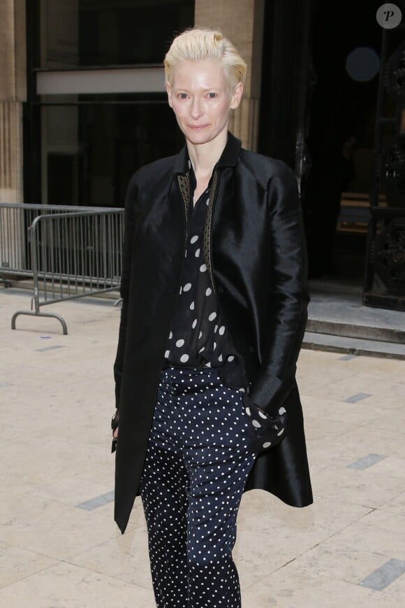 L'actrice Tilda Swinton arrive à l'Espace 7 Vendôme pour assister au défilé Haider Ackermann automne-hiver 2013-2014. Paris, le 2 mars 2013.