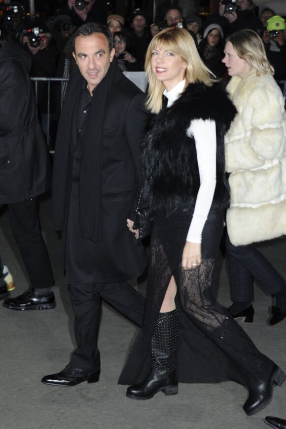 Nikos Aliagas et sa compagne Tina Grigoriou arrivent à la Salle Wagram pour assister au défilé prêt-à-porter automne-hiver 2013 de Jean Paul Gaultier. Paris, le 2 mars 2013.