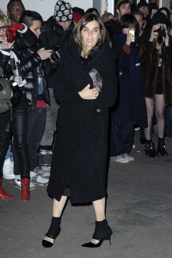 Carine Roitfeld arrive à la Salle Wagram pour assister au défilé prêt-à-porter automne-hiver 2013 de Jean Paul Gaultier. Paris, le 2 mars 2013.