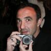 Nikos Aliagas prêt à jouer les photographes de mode lors du défilé prêt-à-porter automne-hiver 2013 de Jean Paul Gaultier à la Salle Wagram. Paris, le 2 mars 2013.