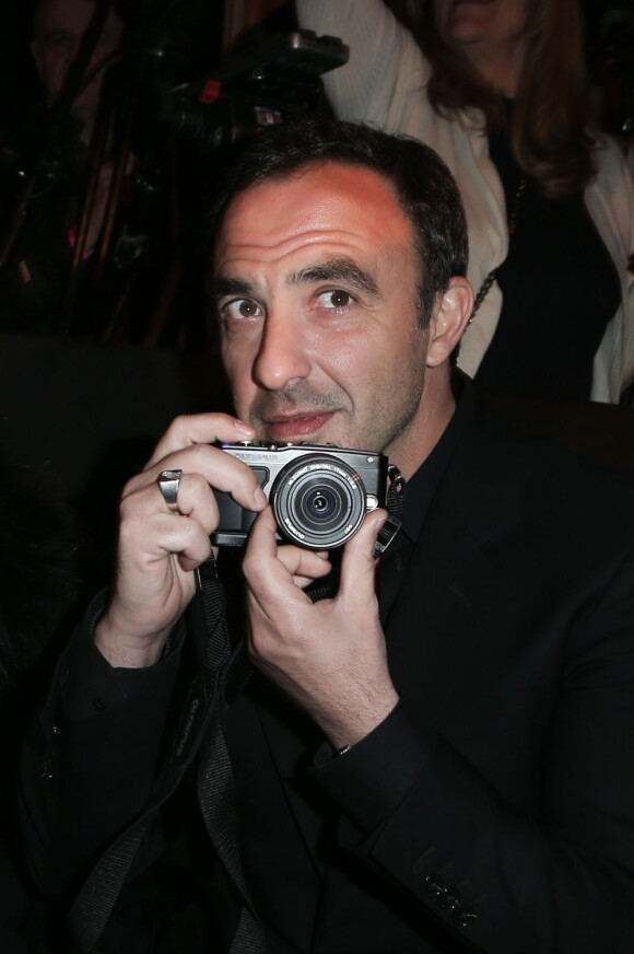 Nikos Aliagas prêt à jouer les photographes de mode lors du défilé prêt-à-porter automne-hiver 2013 de Jean Paul Gaultier à la Salle Wagram. Paris, le 2 mars 2013.