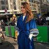 Jessica Alba se laisse prendre au jeu du streetstyle lors du défilé Kenzo automne-hiver 2013 à la Samaritaine. Paris, le 3 mars 2013.
