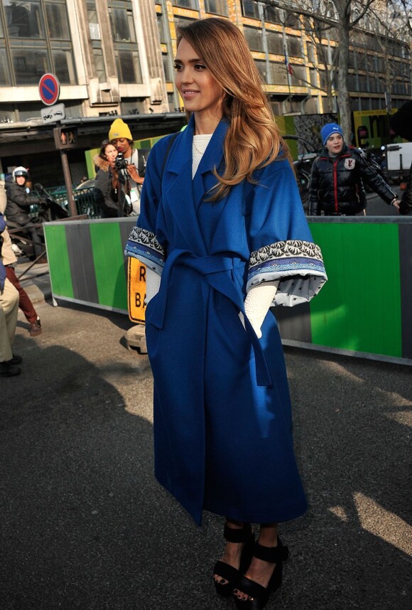 Jessica Alba se laisse prendre au jeu du streetstyle lors du défilé Kenzo automne-hiver 2013 à la Samaritaine. Paris, le 3 mars 2013.