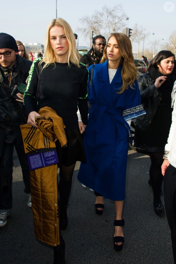 Jessica Alba et son amie Kelly Sawyer quittent la Samaritaine à l'issue du défilé Kenzo automne-hiver 2013. Paris, le 3 mars 2013.